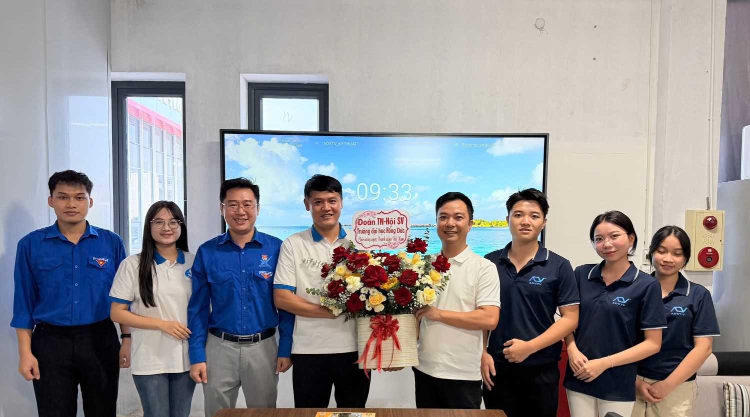 Tuổi trẻ Trường Đại học Hồng Đức tri ân, chúc mừng doanh nghiệp nhân Ngày Doanh nhân Việt Nam 13/10